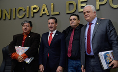 José Vicente Tavares (e); o presidente da Câmara, vereador Valter Nagelstein; Eugênio Amorim e Ricardo Breier, no Plenário Otávio Rocha