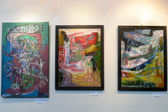 As pinturas são elaboradas em técnica mista 