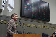 Guilherme Paradeda na tribuna do Plenário Otávio Rocha
