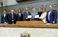Rotter e Nedel exibem placa que homenageia a Rede Plaza