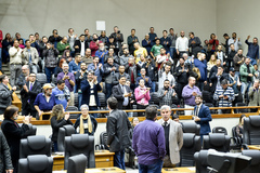 Movimentação de plenário. Motoristas de aplicativo se manifestam nas galerias.