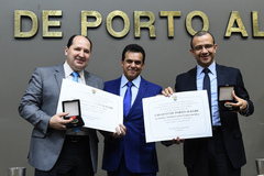Sérgio Alós (e), vereador Medina e Carlos Silva (d) durante a homenagem