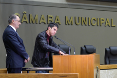 Tochetto (e) e Gilsinei na tribuna do Plenário Otávio Rocha