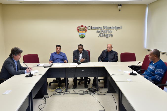 Reunião sobre a Descentralização da Cultura. Na foto, o representante da ONG Sociedade União da Vila dos Eucaliptos (Suve), Ilson Renato Marques, o representante da Secretaria Municipal da Cultura (SMC), Breno Ketzer Saul, e os vereadores Alvoni Medina, Tarcíso Flecha Negra e Reginaldo Pujol.