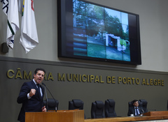 Movimentações de plenário. Na foto, na tribuna, o presidente Valter Nagelstein.