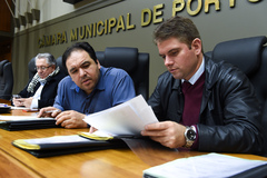 Votação do parecer sobre pedido de renovação de votação do Projeto de Previdência complementar dos Municipários. Na foto: da esq: vereadores Adeli Sell, Dr. Thiago Duarte (presidente), Márcio Bins Ely