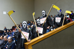 Votação do parecer sobre pedido de renovação de votação do Projeto de Previdência complementar dos Municipários. Na foto: manifestação de servidores no Plenário Otávio Rocha