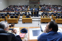 Votação do parecer sobre pedido de renovação de votação do Projeto de Previdência complementar dos Municipários. Na foto: da esq: vereadores Adeli Sell e Dr. Thiago Duarte