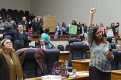 Trabalhadores e vereadores comemoram resultado da votação