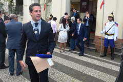 O presidente da Câmara, com a medalha entregue pelo tribunal