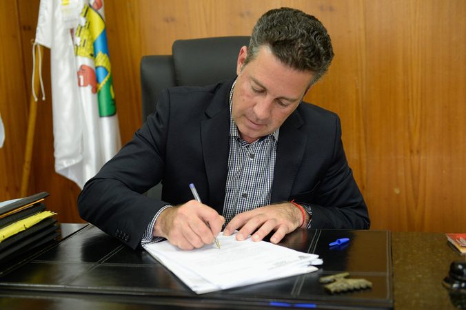 Presidente Valter Nagelstein assina ofício para o Executivo solicitando o fim da alteração do nome da Av. Presidente Castelo Branco para Av. da Legalidade e da Democracia.