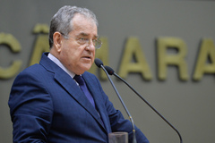 Vereador Cecchim na tribuna do Plenário Otávio Rocha