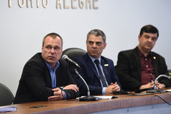 Erno Harzheim (e) mostrou dados da saúde na Capital