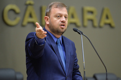 Movimentações de plenário. Na foto, na tribuna, o vereador André Carus.