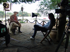 Paixão Côrtes nos bastidores da filmagem, com a diretora Luzimar Stricher