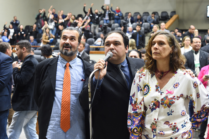 Movimentação de plenário. Na foto, os vereadores Claudio Janta, Dr. Thiago e Sofia Cavedon.