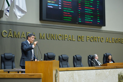 Vereador Cassiá Carpes (PP) na tribuna nesta quinta-feira