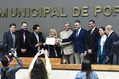 Dirce recebeu diploma concedido pela Câmara