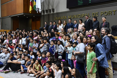 Vereadores posaram junto com crianças e professores para a foto