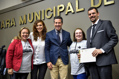 Felipe Dornelles (d) recebeu diploma em homenagem ao trabalho dos profissionais de educação da Emef Carlos Pessoa de Brum
