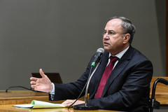 Vereador Paulo Brum na tribuna do Plenário Otávio Rocha