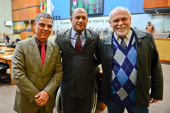 Palestrante da 3ª Reunião do Comitê Permanente de Segurança Metropolitano, Santiago Uribe em visita ao plenário Otávio Rocha. Na foto: Presidente da CMPA vereador Cássio Trogildo, diretor da Oficina de Resiliência da cidade de Medellín (Colômbia), Oscar Santiago Uribe Rocha e o vereador Mario Manfro.