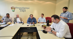 Vereadores Janta (e), Adeli, Dr. Thiago, Bins Ely e Ricardo Gomes (d) na reunião desta terça-feira