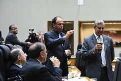 Vereadores em Plenário nesta quarta-feira