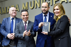 Vereadora Mônica Leal (PP) conduziu a cerimônia, proposta por Elizandro Sabino (PTB)