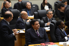 Vereadores no plenário, na sessão desta segunda-feira
