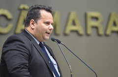 Samir Squeff na tribuna do Plenário Otávio Rocha