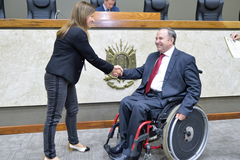 Servidora Vera Pivetta e o vereador Paulo Brum, durante a homenagem feita na tarde desta segunda-feira
