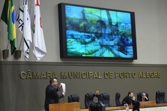 Moisés Barboza, na tribuna, destacou evento esportivo em ruas da cidade