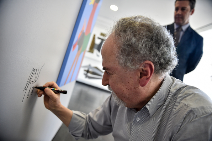 Valter Nagelstein, junto com a comissão organizadora do Salão de Artes da Câmara Municipal, acompanham a assinatura de Carlos Carrion de Britto Velho (Britto Velho) em sua obra.