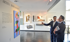 Nagelstein levou Takashi (d) para visitar o Salão de Artes
