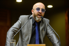 Fabricio Carpinejar: “Tem textos que só consigo escrever em Porto Alegre”