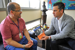 O presidente da Câmara (d) com o servidor Jorge Barcellos