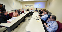 Informações sobre cumprimento da Lei dos Táxis. Representantes da EPTC e associações de taxistas na mesa e platéia.