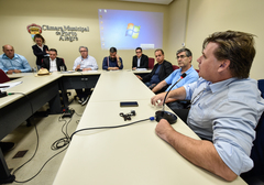 Informações sobre cumprimento da Lei dos Táxis. Representantes da EPTC e associações de taxistas na mesa e platéia.