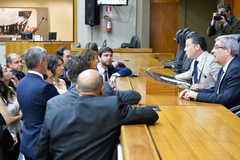 Movimentações de plenário. Na foto, líderes reunidos a mesa.