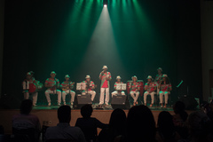 Em forma de roda de samba, os músicos mostram sambas autorais e clássicos