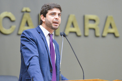 Vereador Felipe Camozzato na tribuna do Plenário Otávio Rocha