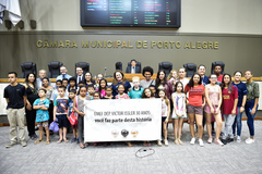 Alunos prestigiaram a homenagem da Câmara ao colégio
