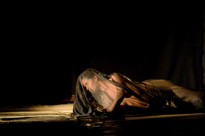 Espetáculo de Dança - Apresentação "Poéticas sobre Morte/Tempo/Vida" - IV Mostra de Artes Cênicas e Música do Teatro Glênio Peres. Nas fotos, a atriz Priya Mariana Konrad.