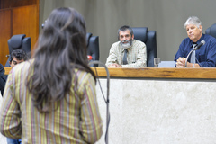 Argolo (e) e Barros (d) acompanharam manifestações de vereadores e vereadoras após falarem ao plenário