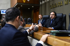 Vereadores Mendes ribeiro (e) e Dr. Thiago Duarte (d) na condução dos trabalhos