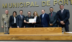 Wendt e Mônica exibem diploma conferido pela Câmara à Polícia Civil
