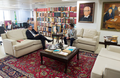 Desembargador Carlos Eduardo Thompson Flores (e) recebeu presidente Valter Nagelstein na sede do TRF-4