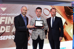 Valter Nagelstein recebeu placa entregue por Diogo Rossato (e)