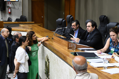 O vereador Dr. Thiago (no centro da mesa), presidente da CCJ, coordenou os trabalhos
